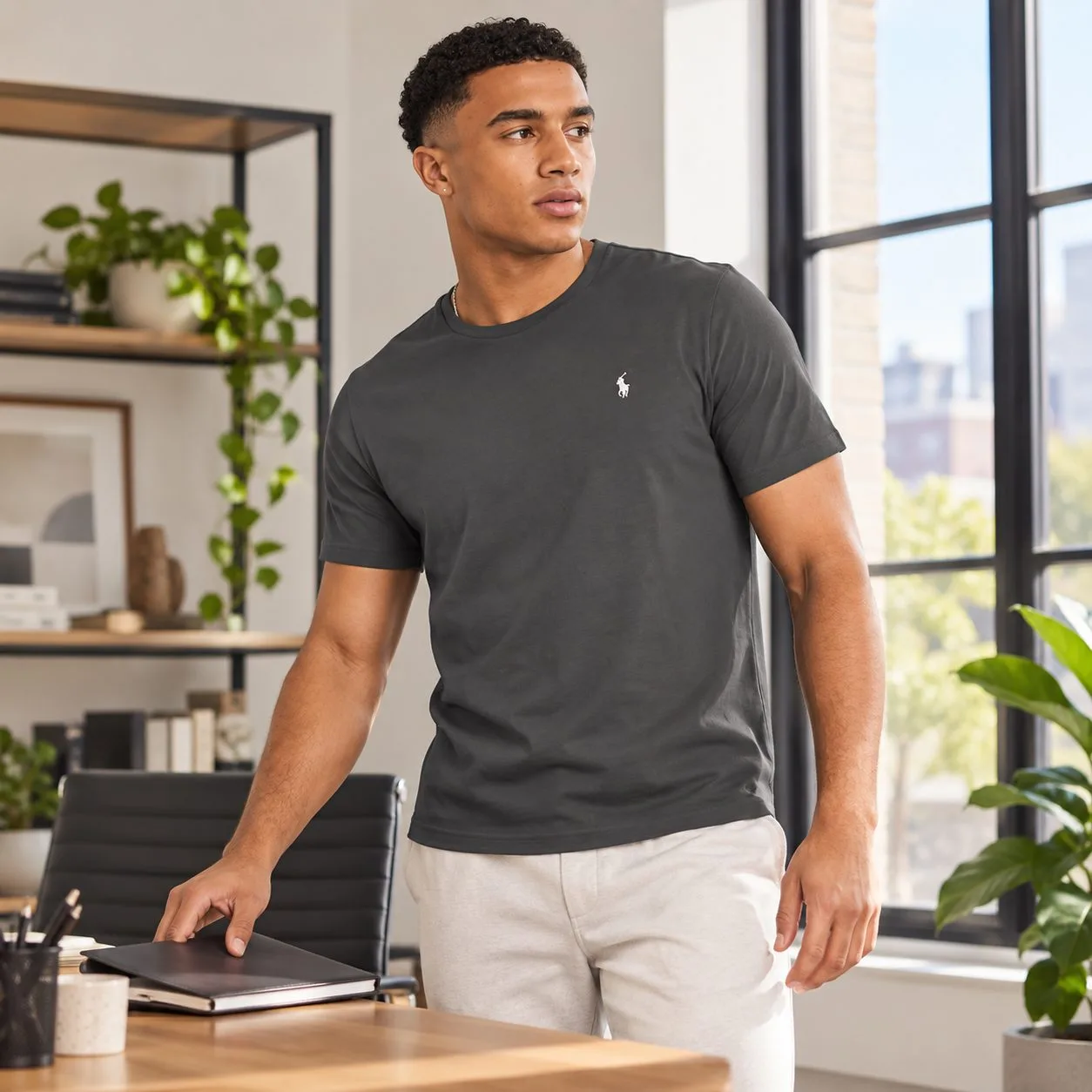 Polo Ralph Lauren shirt — Dark grey size XL — dark grey T-shirt worn at a workspace